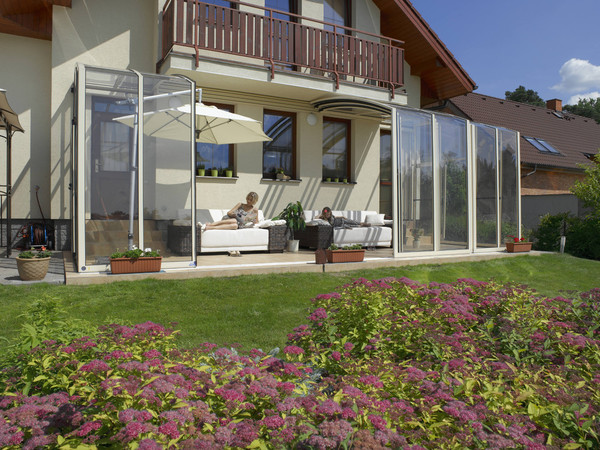 借助这个设计优雅美观的阳光房,他们可以全年享受室内或室外各类娱乐